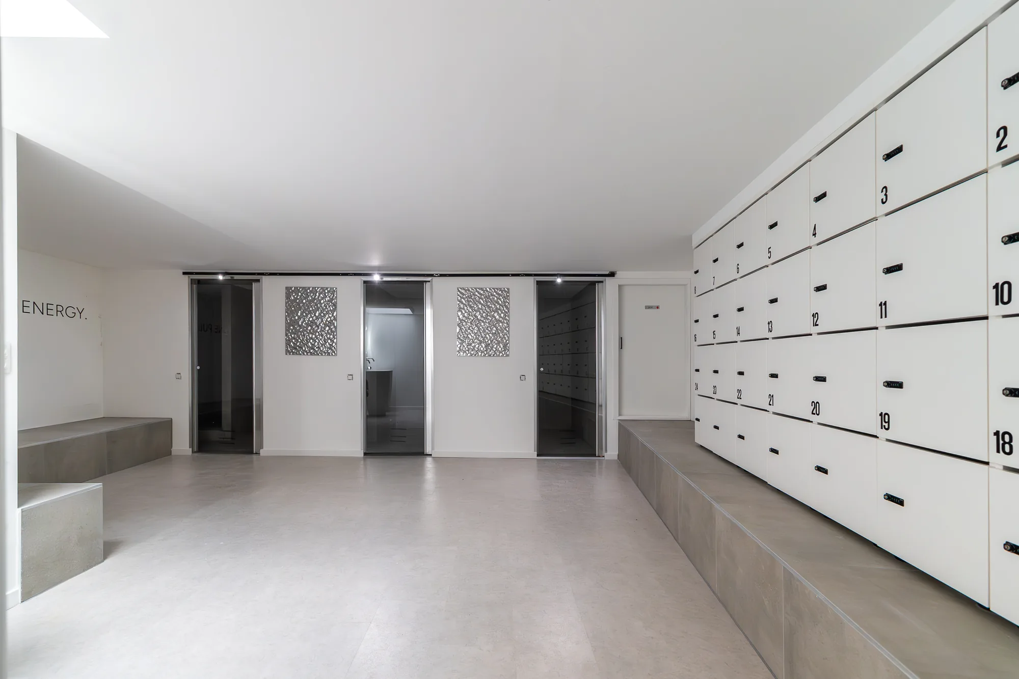 Bright changing area with numbered lockers at ONE PULS Brussels