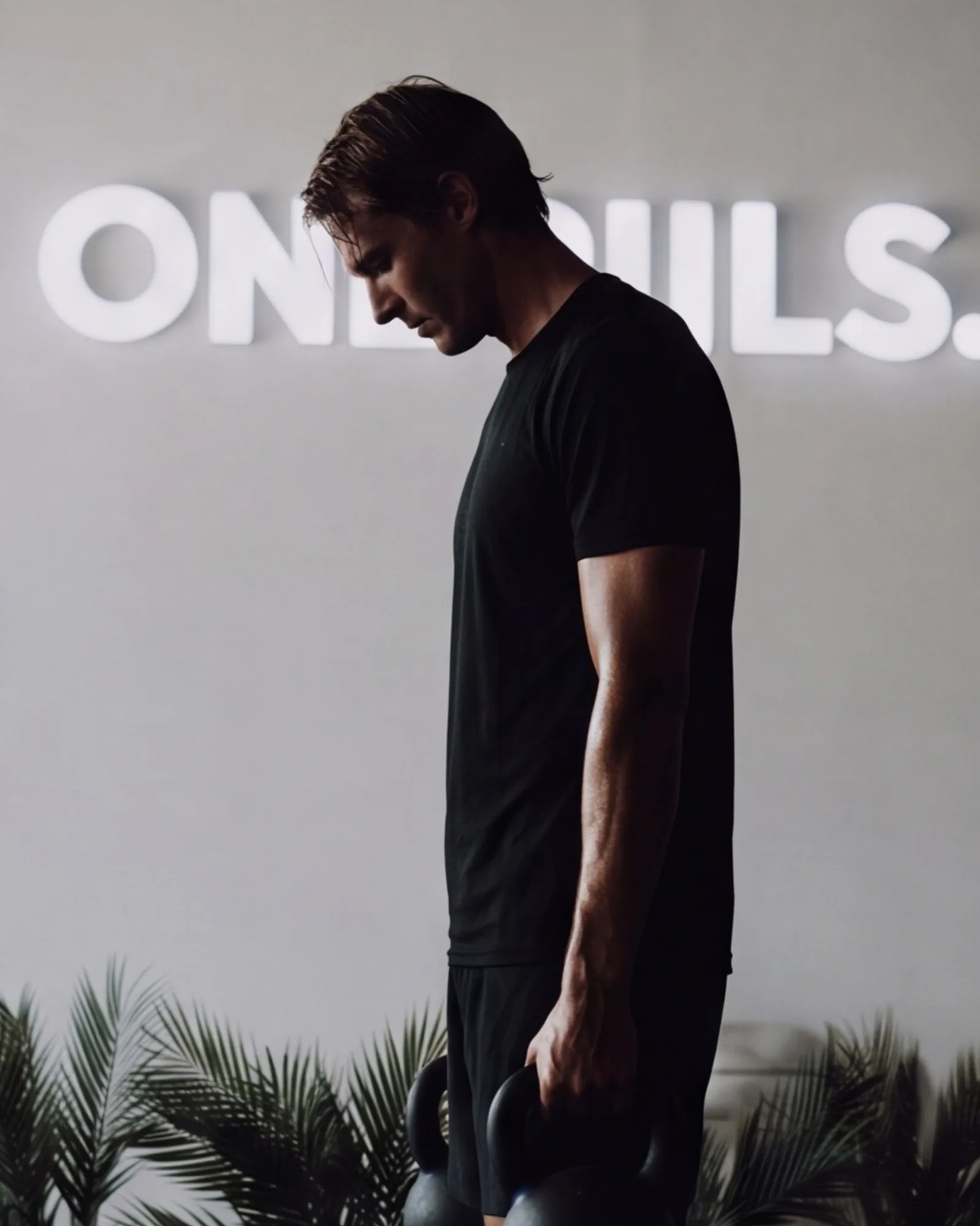 Open strength floor with machines and free weights at ONE PULS