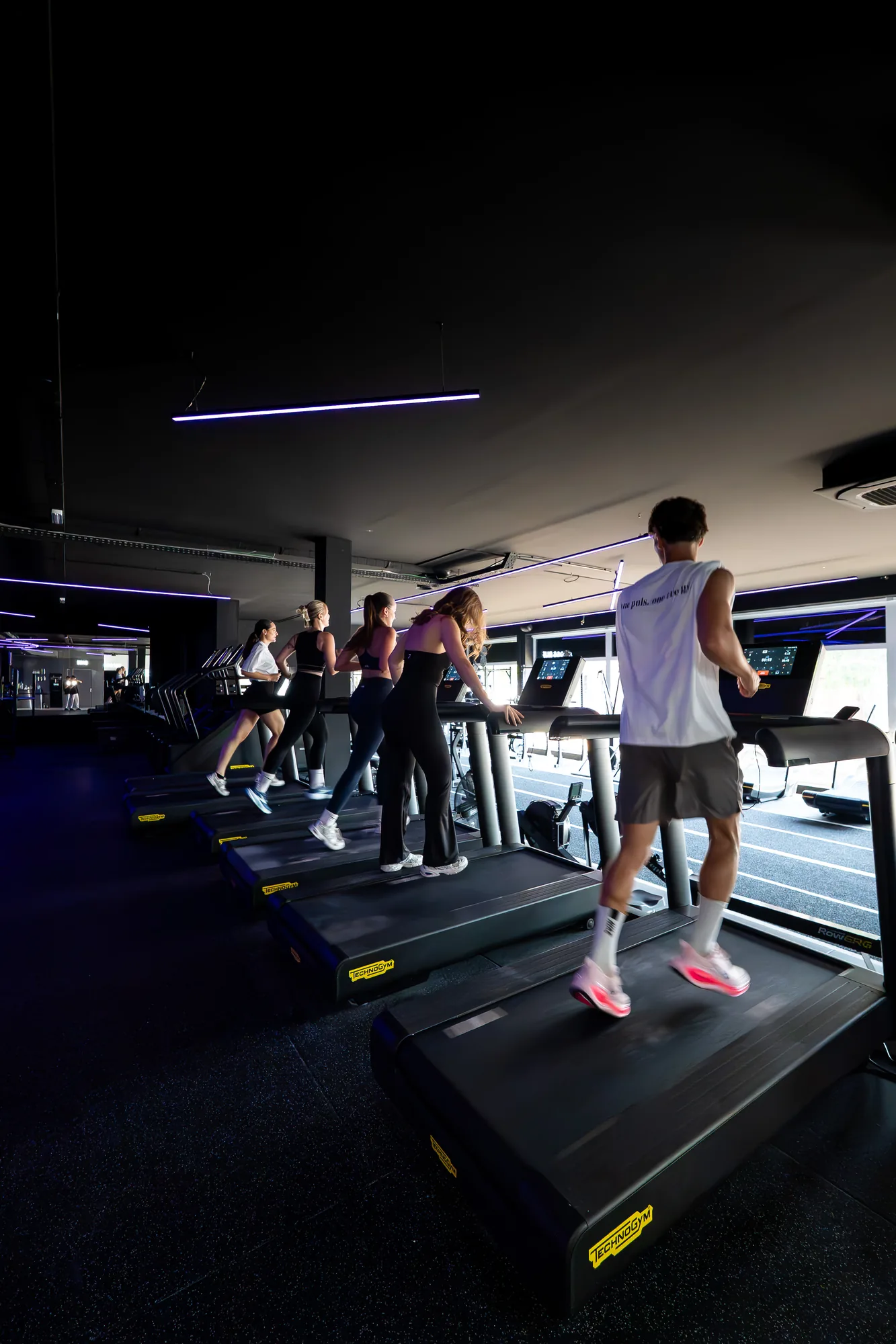 Members running on Technogym treadmills at ONE PULS Brussels