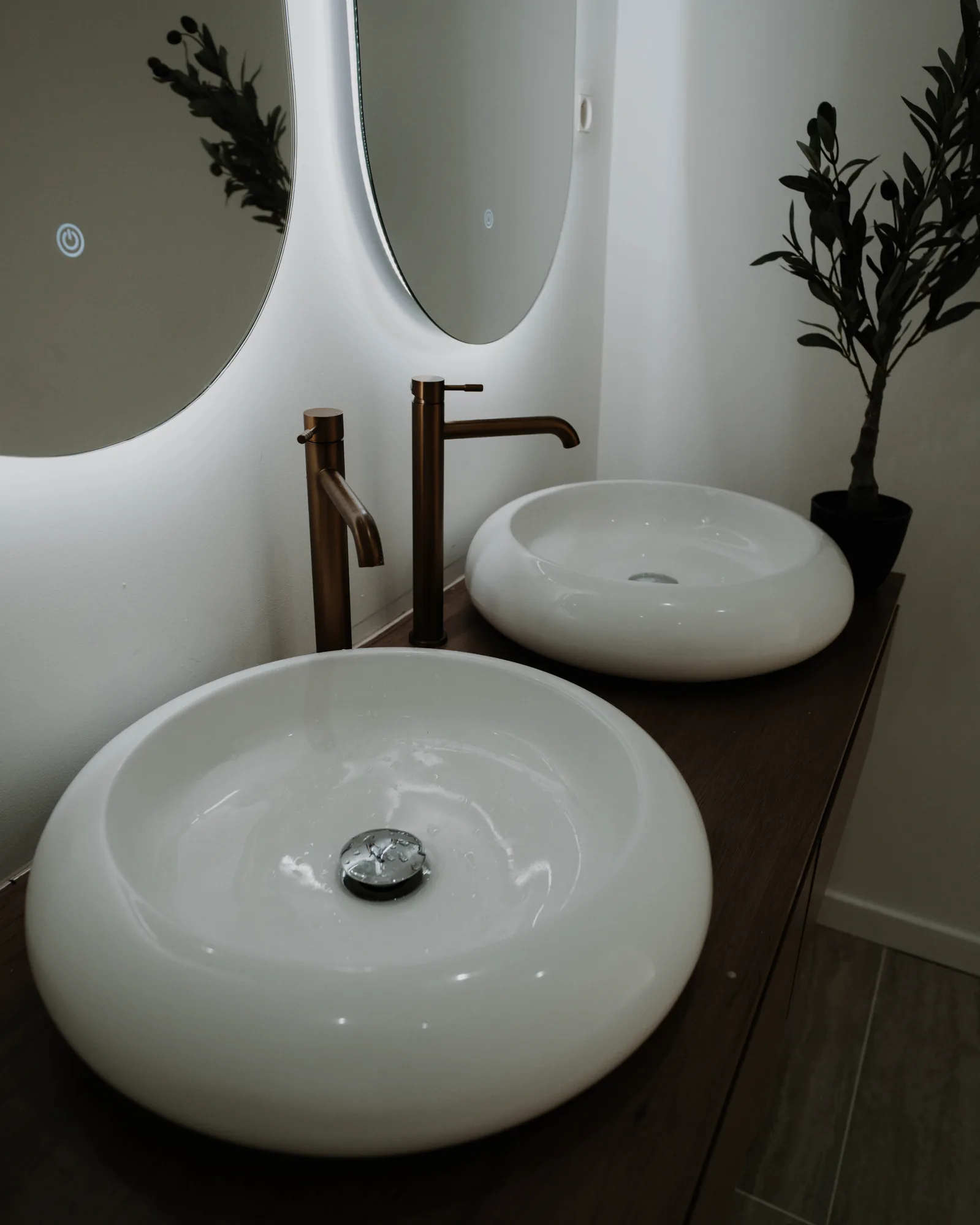 Design washbasins with brushed bronze taps in the ONE PULS changing rooms